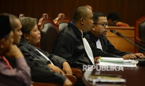  Kuasa Hukum Konfederasi Serikat Pekerja Seluruh Indonesia (KSPSI) membacang surat permohonan saat menjalani sidang UU Pengampunan Pajak dengan agenda pendahuluan di Gedung Mahkamah Konstitusi, Jakarta, Rabu (31/8). 