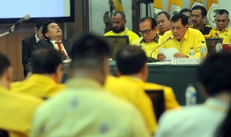 Kuasa hukum Partai Golkar kubu Aburizal Bakrie, Yusril Ihza Mahendra (kiri).