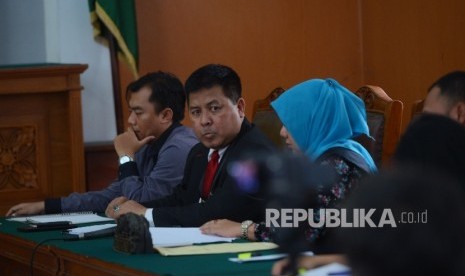 Kuasa hukum pihak KPK, Setiadi (kedua kiri) memberikan keterangan kepada Ketua Majelis Hakim Udjiyanti saat persidangan perdana pra peradilan tersangka RJ. Lino dengan agenda pembacaan permohonan pemohon di Pengadilan Negeri Jakarta Selatan, Senin (18/1). 