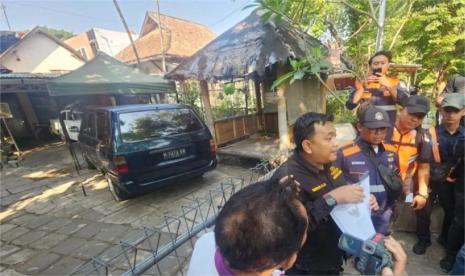 Kuasa hukum PT KAI Daop 4 Semarang menunjukkan bukti sertifikat saat pelaksanaan pengosongan rumah aset milik BUMN tersebut di Kota Semarang, Jawa Tengah, Selasa(30/07/2024).