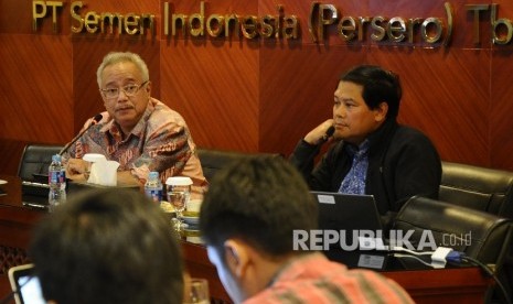 Kuasa Hukum PT Semen Indonesia (PTSI) M Mahendradatta (kiri), Sekertaris Perusahaan PTSI Agung Wiharto berbicara saat konferensi pers terkait putusan PK di Jakarta, Selasa (15\11).