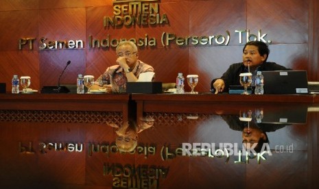 Kuasa Hukum PT Semen Indonesia (PTSI) M Mahendradatta (kiri), Sekertaris Perusahaan PTSI Agung Wiharto berbicara saat konferensi pers terkait putusan PK di Jakarta, Selasa (15\11).