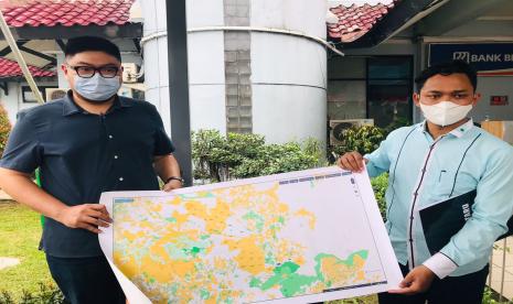 Kuasa Hukum Rocky Gerung, Markus Haditanoto dan Nafirdo Ricky di Kantor ATR/ BPN Kabupaten Bogor, Cibinong, Kamis (30/9).