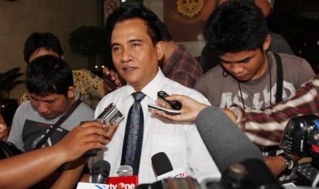 Kuasa Hukum Siti Fadilah Supari, Yusril Ihza Mahendra menjawab pertanyaan wartawan setibanya di Bareskrim Mabes Polri Jakarta, Rabu (9/5). Yusril mempertanyakan status kliennya, mantan Menkes yang menjadi tersangka terkait kasus proyek pengadaan alat keseh