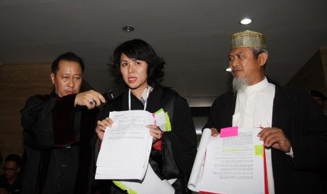 The lawyers of Basuki Tjahaja Purnama (Ahok) as the defendant of religious blasphemy case , Fifi Lety Indra (central) and Humphrey R. Djemat (left) gave statement to the reporters on Tuesday night (January 10).Fifi Lety Indra (tengah) dan Humphrey R. Djemat (kiri) memberikan keterangan kepada wartawan disela sidang di Auditorium Kementrian Pertanian, Jakarta, Selasa (10/1) malam.