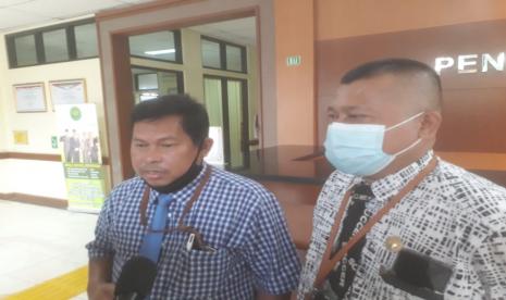 Kuasa hukum Ustaz Abdullah Gymnastiar atau Aa Gym, Yoki M Sulaeman dan Dedi Setiadi, menghadiri sidang perdana gugatan cerai yang dimohonkan Aa Gym kepada Teh Ninih di Pengadilan Agama Kota Bandung, Rabu (17/3).