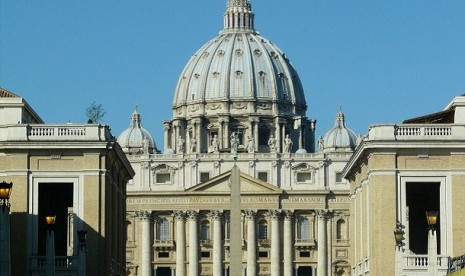 Kubah Basilika Santo Petrus di Vatikan, Italia.