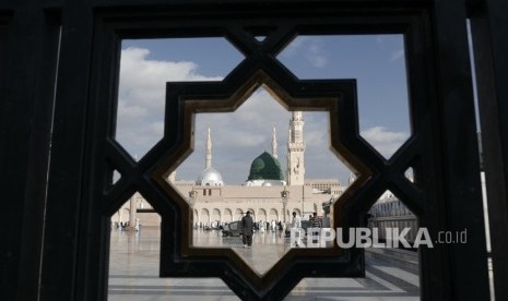 Kubah hijau di Masjid Nabawi, Madinah, Arab Saudi menjadi tanda di bawahnya terdapat makam Rasulullah SAW.