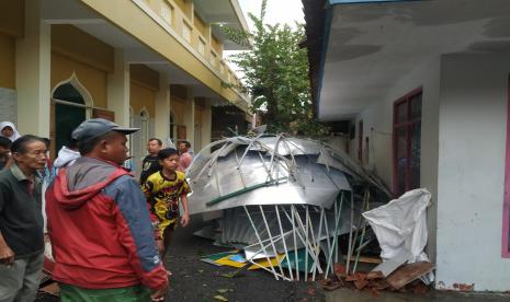 Kubah Masjid Al Istiqomah di Kampung Cipicung, Kelurahan Tugujaya, Kecamatan Cihideung, Kota Tasikmalaya, roboh akibat cuaca ekstrem yang terjadi pada Selasa (25/1/2022) sore.