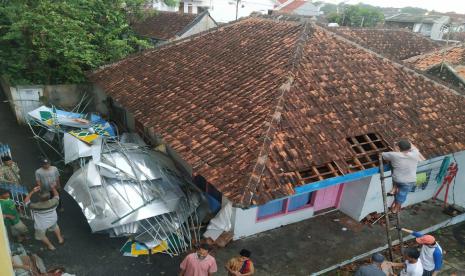 Kubah Masjid Al Istiqomah di Kampung Cipicung, Kelurahan Tugujaya, Kecamatan Cihideung, Kota Tasikmalaya, roboh akibat cuaca ekstrem yang terjadi pada Selasa (25/1/2022) sore.