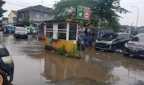 Kubangan air kotor menutup jalan masuk ke Stasiun Depok Baru, Depok, Jawa Barat, hari ini.