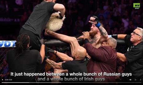 Kubu Khabib Nurmagomedov dan kubu Conor McGregor terlibat ricuh usai pertarungan UFC 226 pada Oktober 2018.