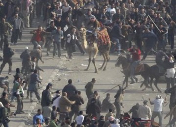 Kubu pendukung Mubarak dan Massa anti-Mubarak terlibat bentrokan di Taman Tahrir, Rabu (2/2).