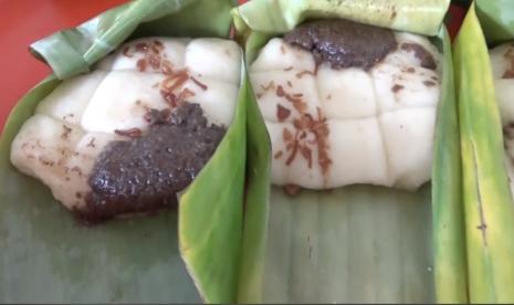 Kue balok menes merupakan kudapan khas Pandeglang. Kuliner menjadi panganan khas saat bulan Ramadhan.