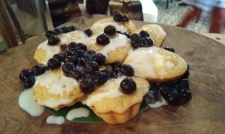 Kue cubit cream cheese dengan vla keju dan boba dari Lumpang Emas Kemang, Jaksel.