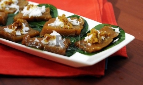 Kue keranjang kukus dengan taburan kelapa parut.