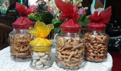 Kue kering yang disediakan untuk pengunjung di rumah Kota Administratif Jakarta Barat pada Lebaran Betawi di Setu Babakan, Jagakarsa, Jakarta Selatan, Sabtu (29/7)