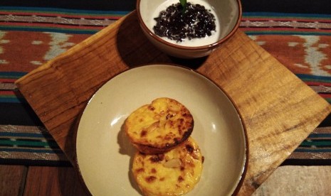 Kue lumpur dan bubur ketan hitam Kaum Jakarta.