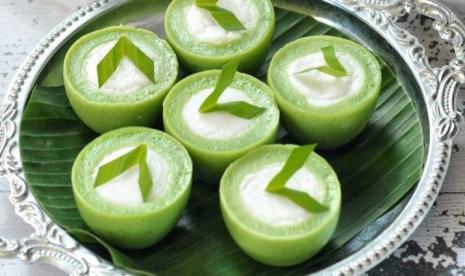 Kue tradisional talam pandan.