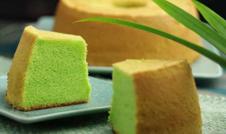 Kue pandan. Dalam budaya orang Indonesia, kue seperti sifon pandan bisa dinikmati kapan saja.