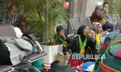 KUH KJRI Evakuasi 21 Jemaah Umrah Terlantar di Bandara Jeddah