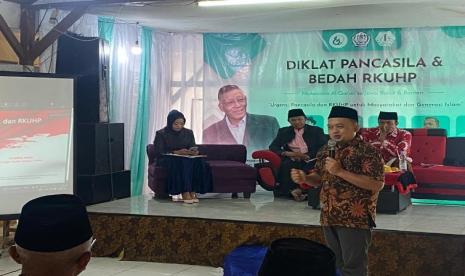 Diklat Pancasila dan Bedah RKUHP Mahasiswa Alquran se-Jawa Barat dan Banten di Pondok Pesantren Nurul Hidayah Pabuaran Subang Jawa Barat, Sabtu (27/8/2022). Dalam diklat tersebut dijelaskan bahwa KUHP yang berlaku saat ini adalah warisan Belanda dan dinilai kurang relevan   