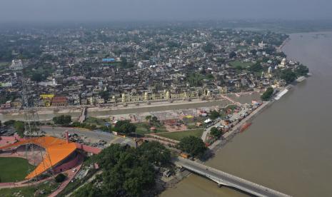 Masjid Pengganti Babri Kemungkinan Dinamai Dhannipur. Kuil-kuil Hindu berdiri di Ayodhya, saat kota tersebut bersiap untuk upacara peletakan batu pertama sebuah kuil yang didedikasikan untuk dewa Hindu Ram di Ayodhya, di negara bagian Uttar Pradesh, India, Selasa, 4 Agustus 2020. Upacara peletakan batu pertama hari Rabu mengikuti keputusan India Mahkamah Agung November lalu mendukung pembangunan kuil Hindu di situs yang disengketakan di negara bagian Uttar Pradesh. Orang Hindu percaya bahwa dewa mereka, Ram, lahir di lokasi itu dan mengklaim bahwa Kaisar Muslim Babur membangun sebuah masjid di atas sebuah kuil di sana. Masjid Babri abad ke-16 dihancurkan oleh kelompok Hindu garis keras pada bulan Desember 1992, memicu kekerasan besar-besaran Hindu-Muslim yang menewaskan sekitar 2.000 orang.