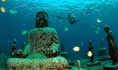 Kuil Pemuteran yang bisa ditemui di bawah laut pesisir Teluk Pumeteran, Bali.