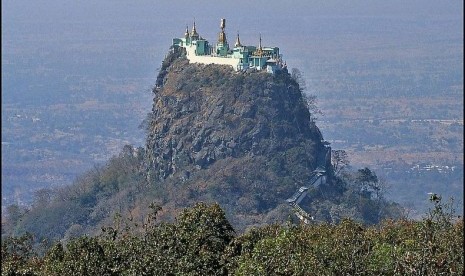 Kuil Taung Kalat di Myanmar