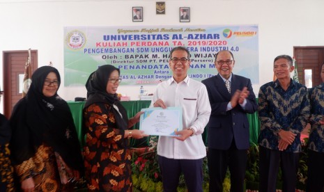 Kuliah perdana mahasiswa baru tahun ajaran 2019-2020 yang bertema “Pengembangan SDM Unggul di Era Industri 4.0” pada Senin (16/9) di Universitas Al Azhar, dihadiri direktur SDM PT Pelabuhan Indonesia I (Persero) atau Pelindo 1, M Hamied Wijaya.