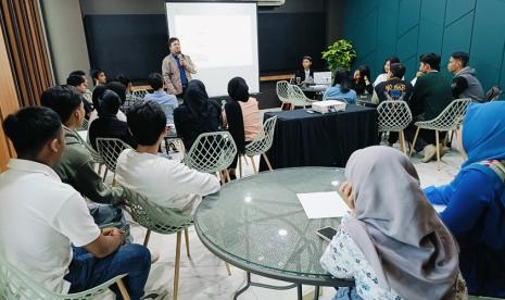 Kuliah sering kali dianggap sebagai tantangan besar, penuh dengan tekanan dan tuntutan. Namun, di Universitas Nusa Mandiri (UNM) Kampus Margonda, pengalaman kuliah diubah menjadi sesuatu yang menyenangkan dan penuh peluang.