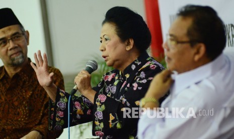 Kuliah umum anggota Komisi X DPR RI, Popong Djundjunan dan tokoh Jawa Barat, Uu Rukmana, (kanan) di Kampus Universitas Sangga Buana YPKP, Kota Bandung, Jumat (11/11). 