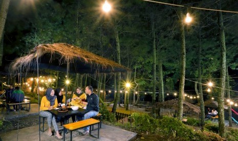 Kuliner bakso di Taman Pinus Batu.