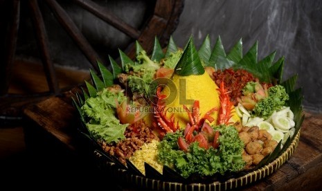 Di Indonesia sejumlah makanan bukan sekadar dimasak untuk mengenyangkan perut. Ada sejarah dan filosofi yang membalut makanan tersebut.