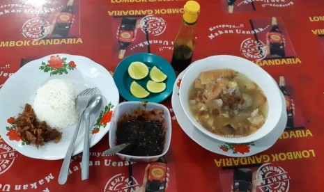 Kuliner timlo khas Solo di warung Timlo Sastro cabang Jl Dr Wahidin Solo. Warung Timlo Sastro didirikan sejak 1952. 