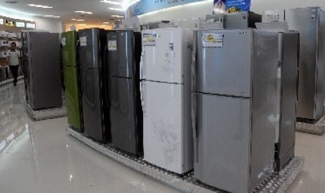 Kulkas merupakan salah satu alat elektronik yang juga menggunakan freon untuk pendingin.