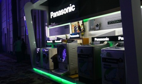 kulkas multi door refrigerator dan mesin cuci front loading washer dryer buatan Panasonic.