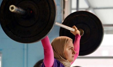 Kulsoom Abdullah, atlet angkat besi pertama asal Amerika Serikat yang bertanding mengenakan jilbab. Muslimah berdarah Pakistan ini juga dikenal atas perjuangannya mengubah peraturan International Weightlifting Federation terkait pakaian tertutup pada 2011 