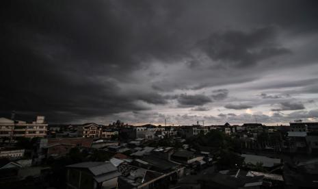 Kumpulan awan pekat menyelimuti perumahan penduduk Kota Lhokseumawe, Aceh (ilustrasi).