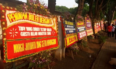 Kumpulan karangan bunga memenuhi sekitar Lapangan Banteng, Sabtu (14/10). Ini karangan bunga ditujukan kepada Ahok dan Djarot menjelang pelantikan Anies-Sandi sebagai gubernur dan wakil gubernur baru Jakarta. 