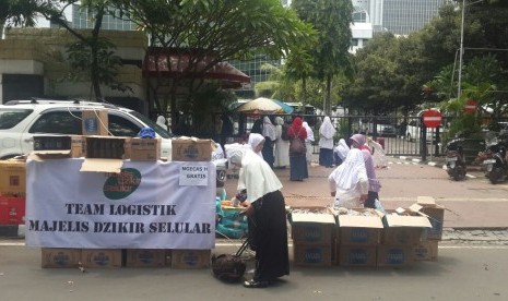 Kumpulan pedagang pulsa dan handphone ikut meramaikan aksi damai umat Islam 4 November di Jakarta, Jumat (4/11).