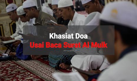 Kumpulan pemuda Muslim tengah membaca Alquran.