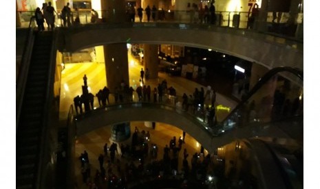 Kuningan City Mall turut mendukung kampanye Earth Hour dengan mematikan lampu selama satu jam pada Sabtu (25/3).