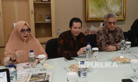 Kunjungan Axa Mandiri ke Republika. Presiden Direktur&CEO; Axa Mandiri Handojo G. Kusuma (tengah) bersama Chief of Legal & Compliance Rudy Kamdani ( kanan) dan Chief of Sharia Srikandi Utami (kiri) saat berkunjung ke kantor Harian Republika, Pejaten, Jakarta Selatan, Jum'at (12/7). Pada pertemuan ini membahas perkembangan asuransi Syariah di Indonesia.