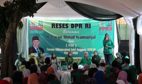 Kunjungan Fraksi PKB DPR di industri rumahan di Desa Ciluluk, Bandung.