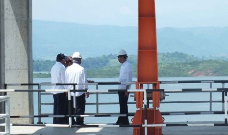 Kunjungan Ke Waduk Jatigede: Presiden Joko Widodo (Jokowi) melakukan kunjungan lapangan ke Bendungan Jatigede, Kabupaten Sumedang (17/3).