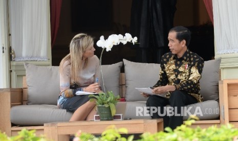 Kunjungan Kehormatan Ratu Maxima. Penasihat Khusus Sekretaris Jenderal PBB tentang pembiayaan inklusif untuk pembangunan (UNSGSA) Ratu Maxima (kiri) berdiskusi bersama Presiden Joko Widodo saat kunjungan kehormatan di Istana Merdeka, Jakarta, Kamis (1/9).