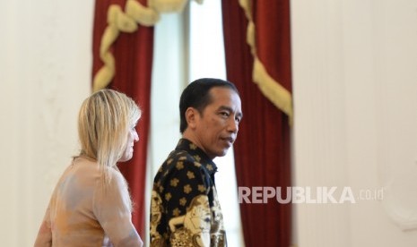 Kunjungan Kehormatan Ratu Maxima. Presiden Joko Widodo (kanan) bersama Penasihat Khusus Sekretaris Jenderal PBB tentang pembiayaan inklusif untuk pembangunan (UNSGSA) Ratu Maxima usai melakukan diskusi pada kunjungan kehormatan di Istana Merdeka, Jakarta, 