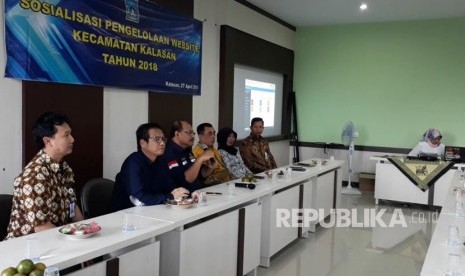 Kunjungan Kepala Divisi Niaga PLN Yudi Setyo Wicaksono untuk mengecek uji petik sampel pelanggan penerima subsidi listrik di Kecamatan Kalasan, Jum'at (27/4).