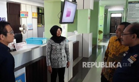 Kunjungan Kepala Divisi Niaga PLN Yudi Setyo Wicaksono untuk mengecek uji petik sampel pelanggan penerima subsidi listrik di Kecamatan Kalasan, Jum'at (27/4).